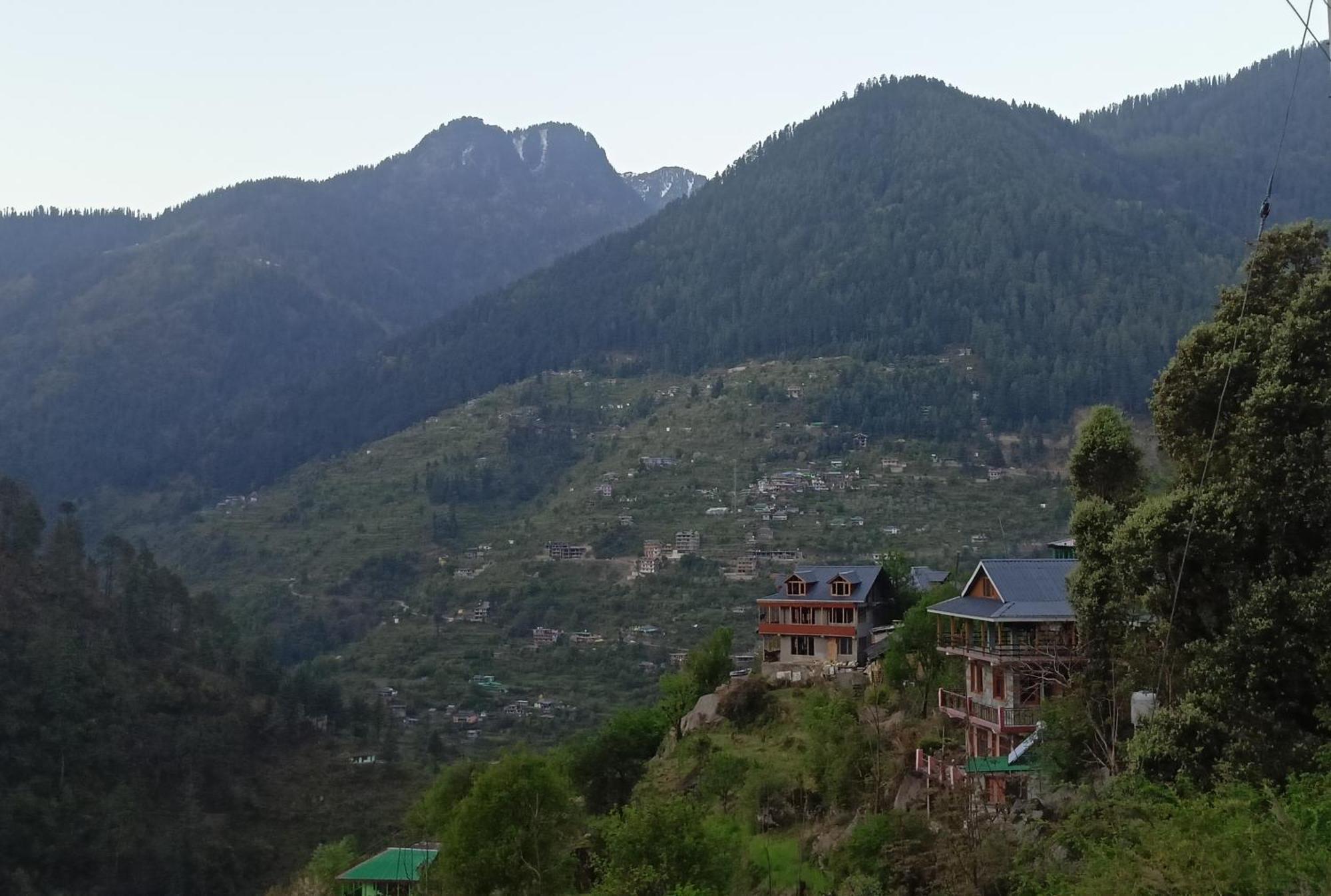 Tirthan Hilltop Home Stay Banjār Екстериор снимка