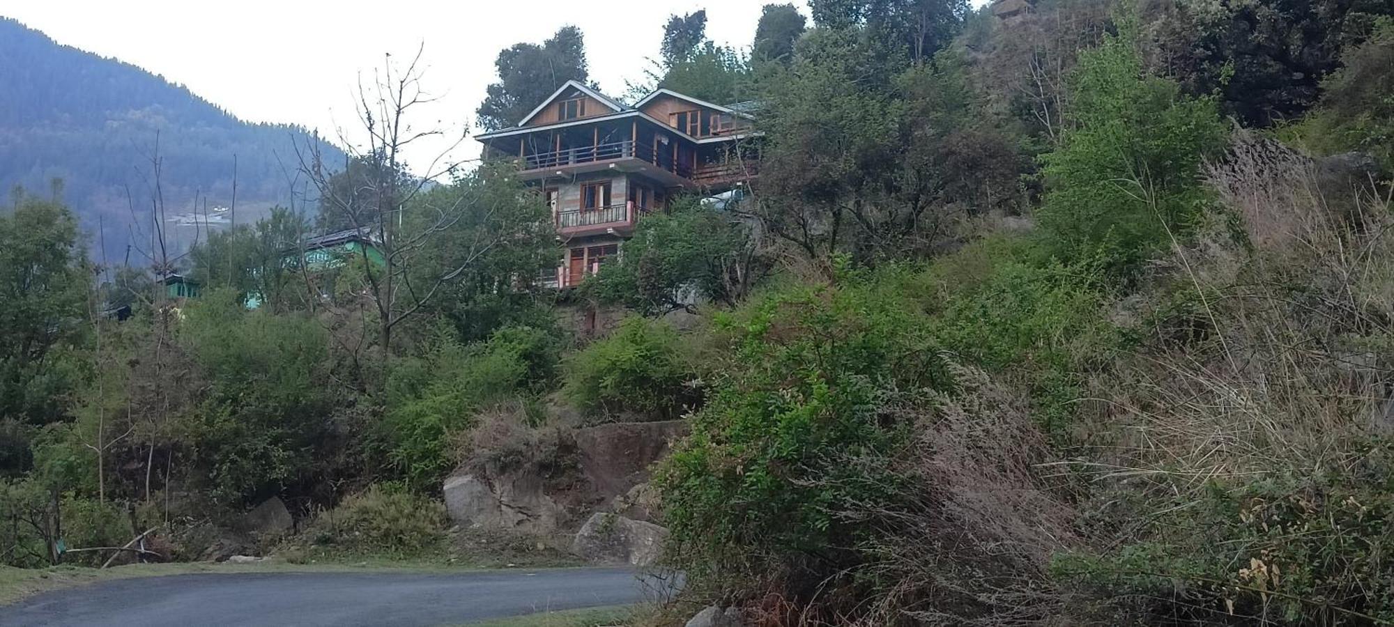 Tirthan Hilltop Home Stay Banjār Екстериор снимка
