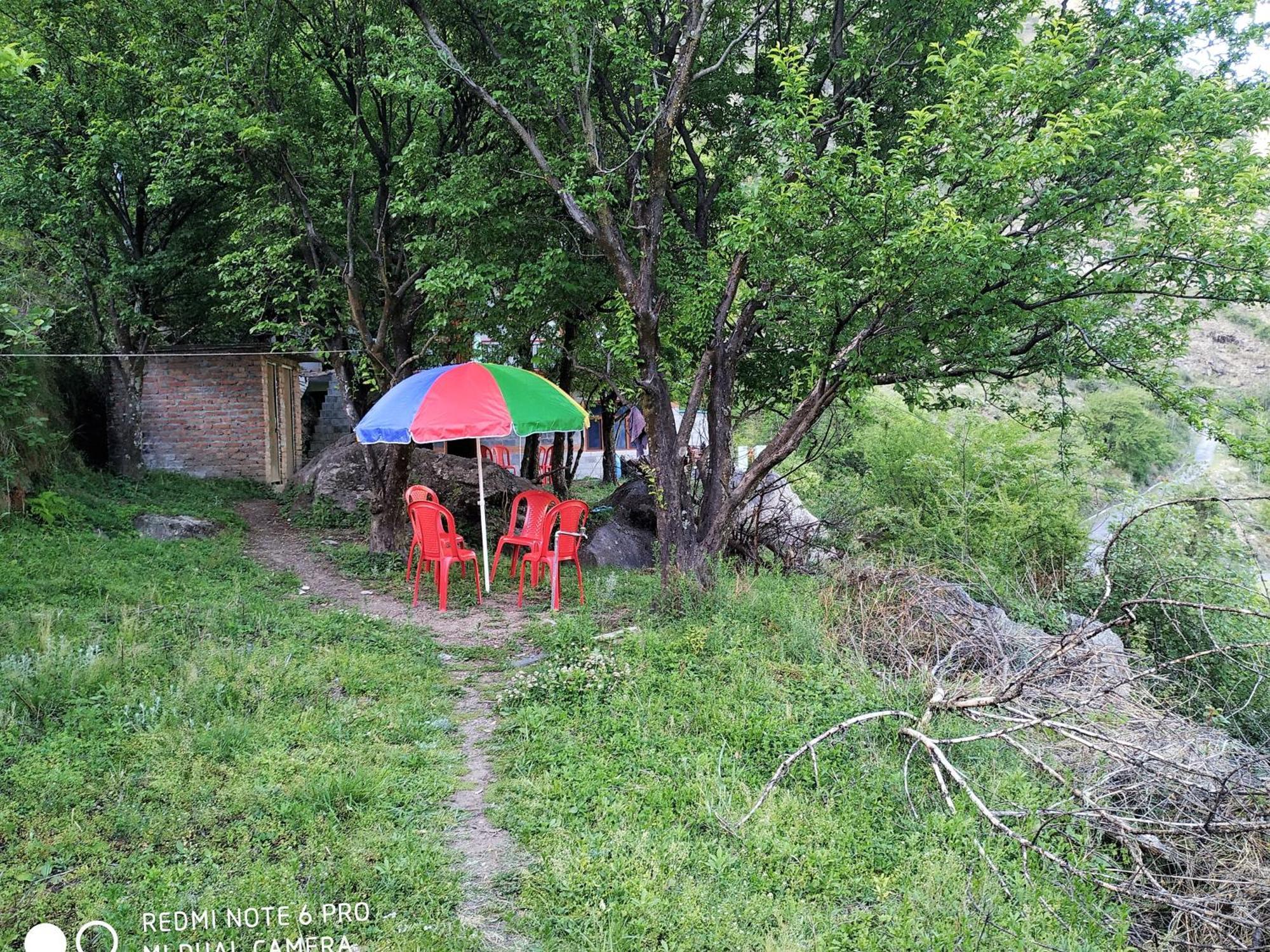 Tirthan Hilltop Home Stay Banjār Екстериор снимка
