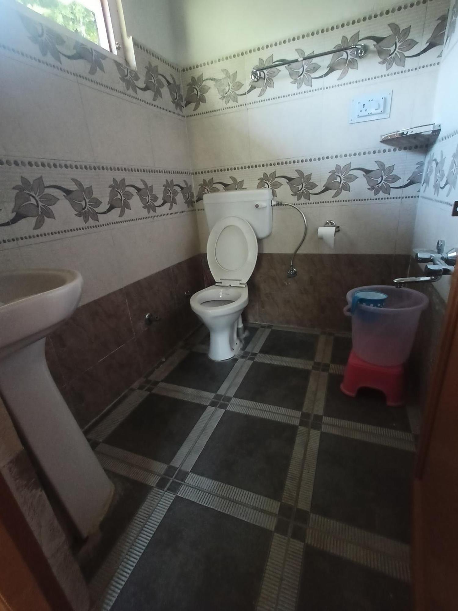 Tirthan Hilltop Home Stay Banjār Екстериор снимка