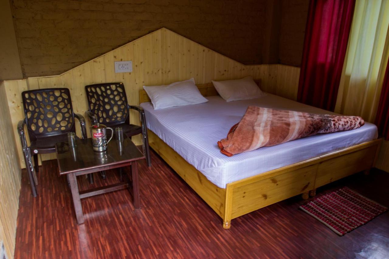 Tirthan Hilltop Home Stay Banjār Екстериор снимка