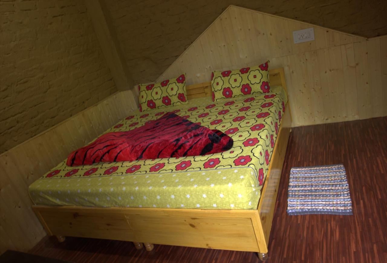 Tirthan Hilltop Home Stay Banjār Екстериор снимка