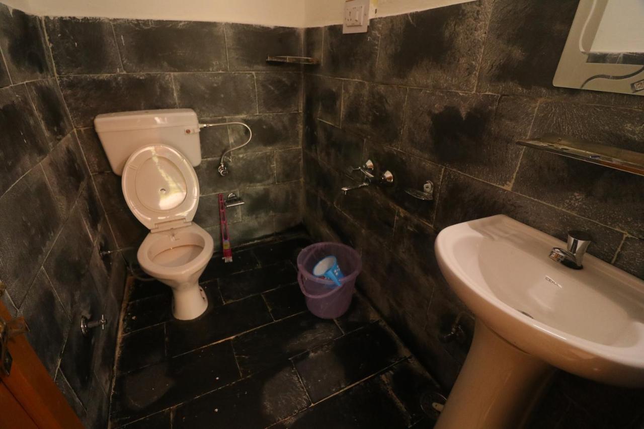 Tirthan Hilltop Home Stay Banjār Екстериор снимка